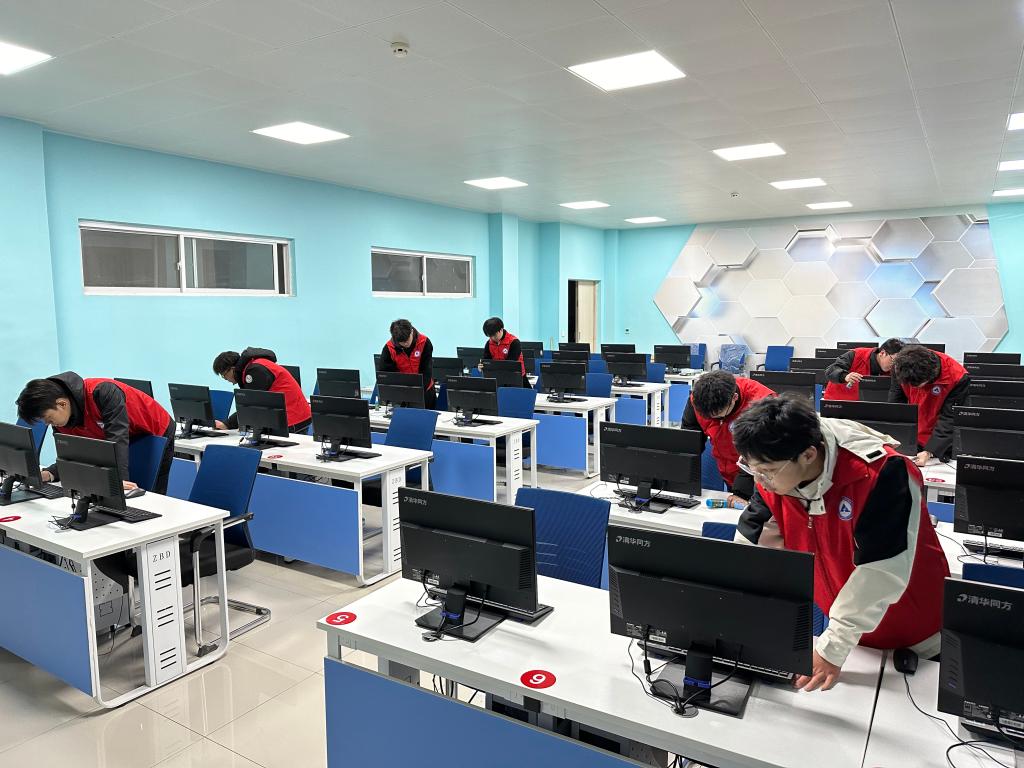 软件工程系开展“与雷锋精神同行”系列活动，以专业技能服务计算机系统